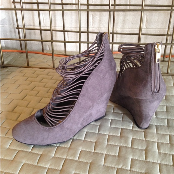 Zip back wedges