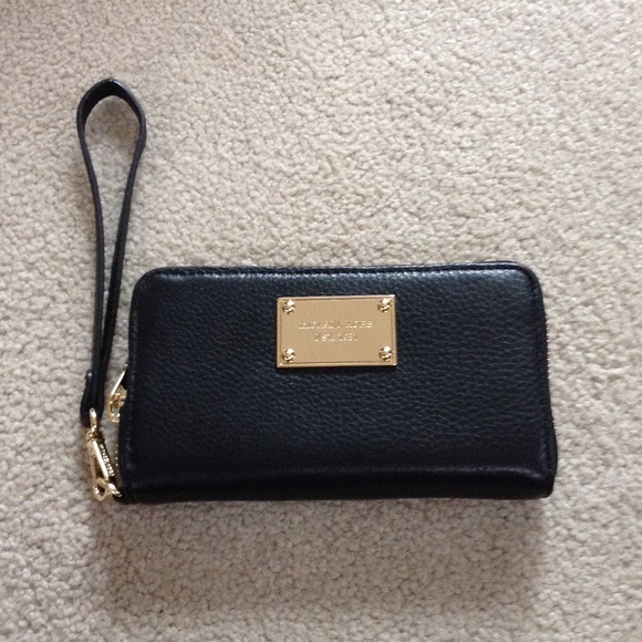 Michael Kors Wristlet - Picture 1 of 3