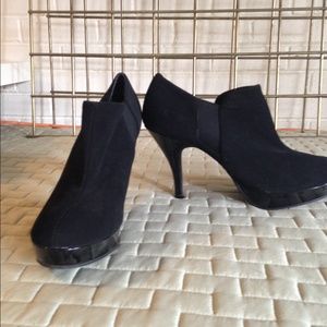 Shoe booties with platform.