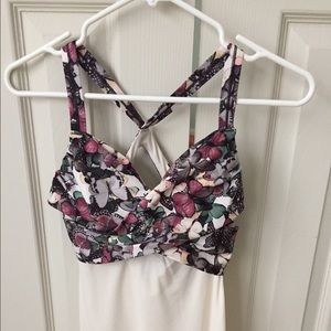 Lululemon cross butterfly Tank. Pads included
