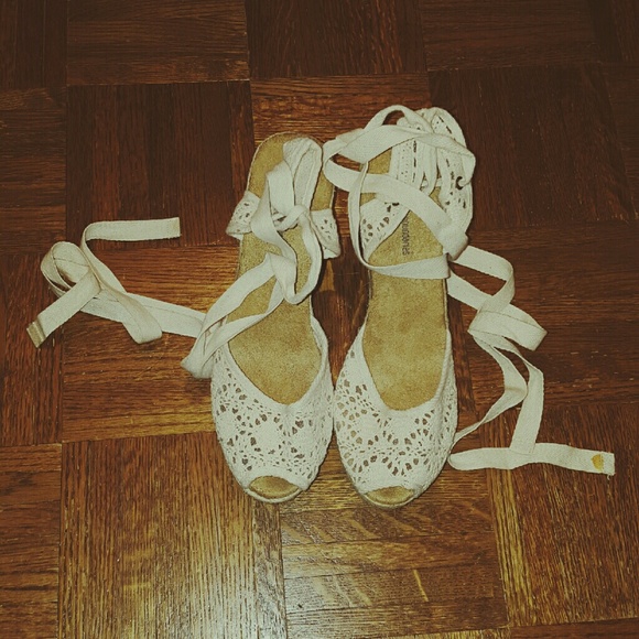 FESTIVAL WORTHY CROCHET WEDGES - Picture 1 of 1