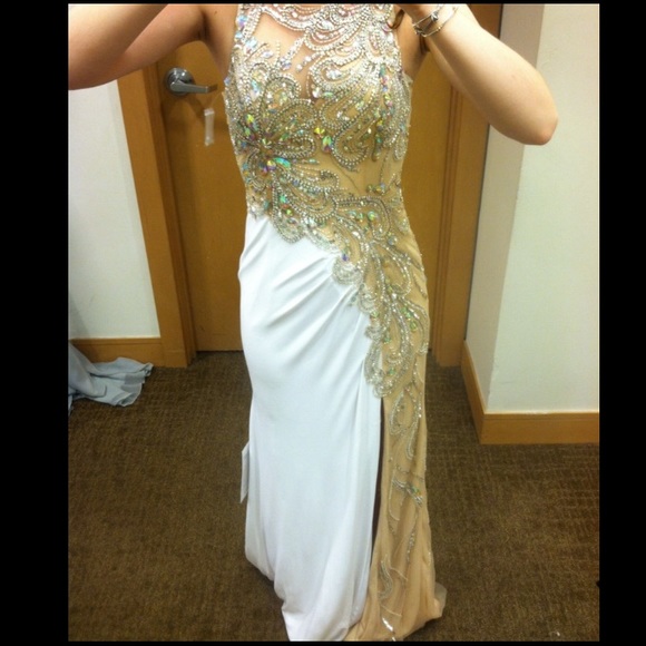 Beautiful Gown - Picture 4 of 4