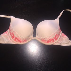 32B Vitoria's Secret nude bra