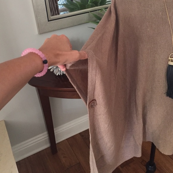 Wrap/Poncho - Picture 2 of 4
