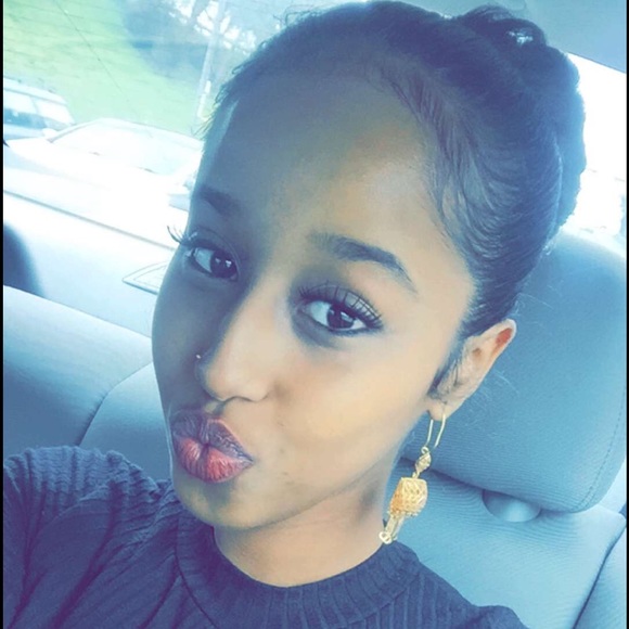 Meet your Posher, Farhia - Picture 1 of 1