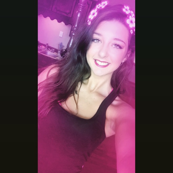 Meet your Posher, Taylor - Picture 2 of 3