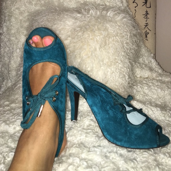 Seychelles Corset Laced Peep-toe Pump