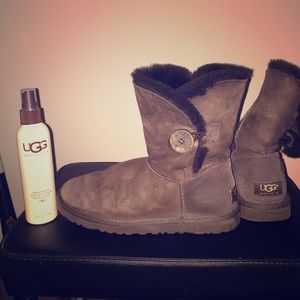 Brown Uggs size 6