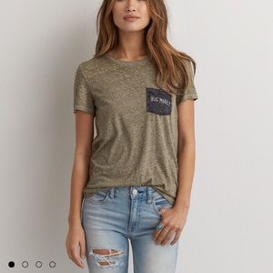 "Hug more" pocket tee