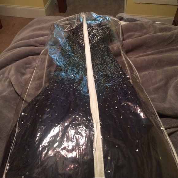 Beautiful mermaid style prom dress! - Picture 2 of 4