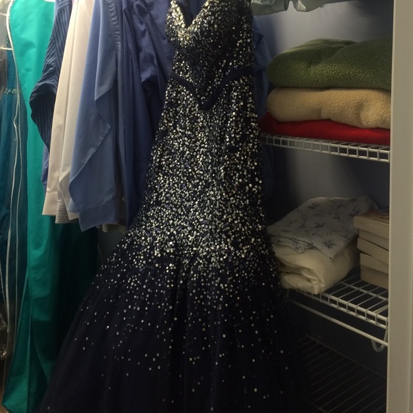 Beautiful mermaid style prom dress! - Picture 3 of 4