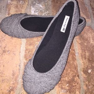 New Black & White American Eagle Flats