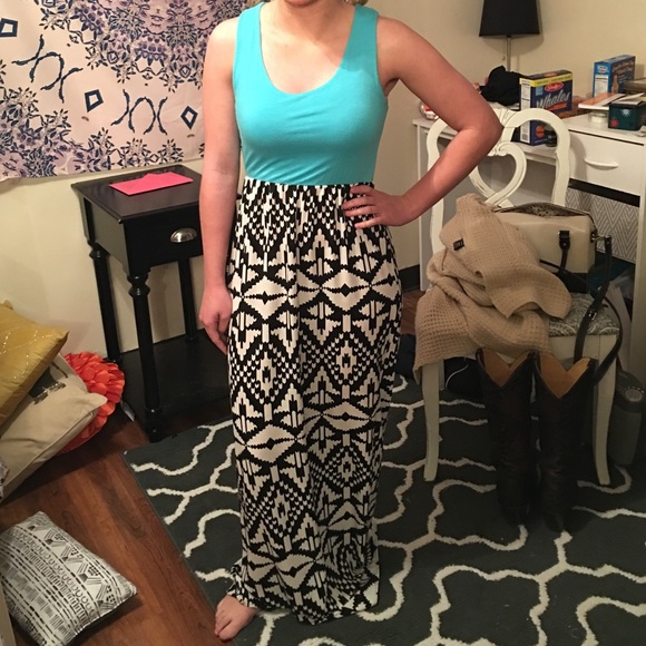 Aztec inspired Maxi Dress - Picture 3 of 3