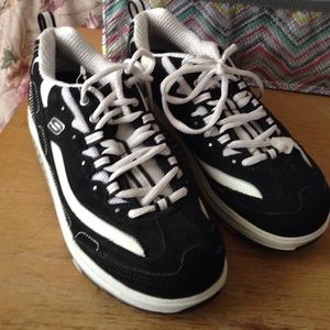 Black and white Shape-ups