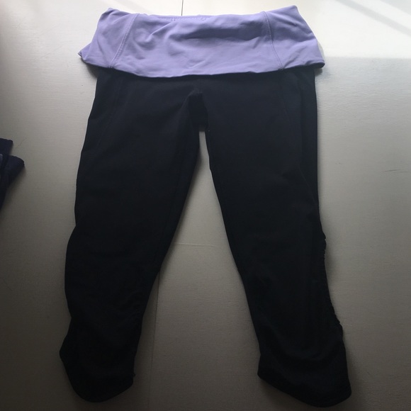Lululemon knee-length yoga pants w lilac waistband