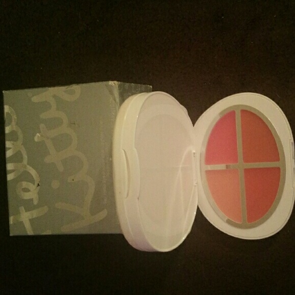 Sephora Hello Kitty Say Hello Palette (NIB) - Picture 2 of 4