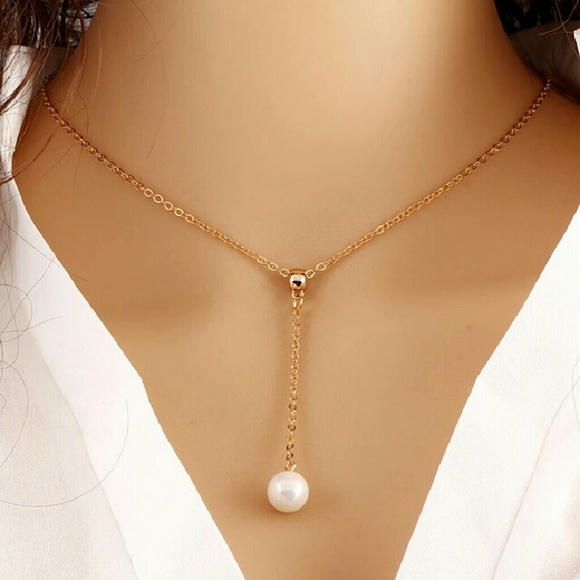 Jewelry - Simple gold drop down pearl necklace