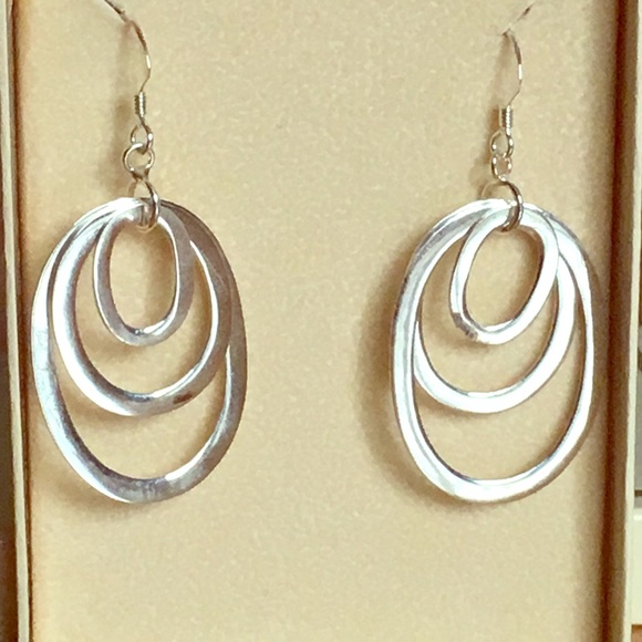 Beautiful Oval Dangling Earrings!!