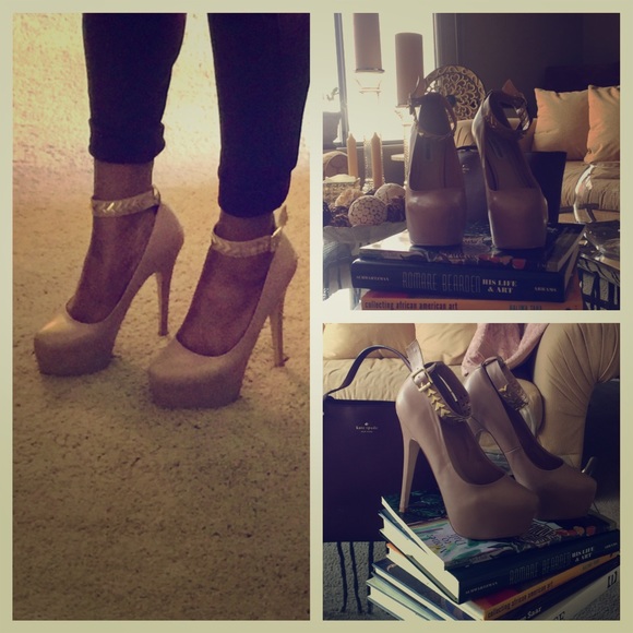 Legs for days in this nude Steve Madden!!!