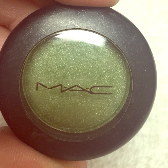 MAC eyeshadow color: swimming