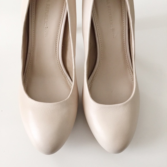 Banana Republic | Pale Leather Pumps