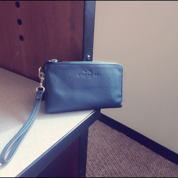 Double corner zip wristlet