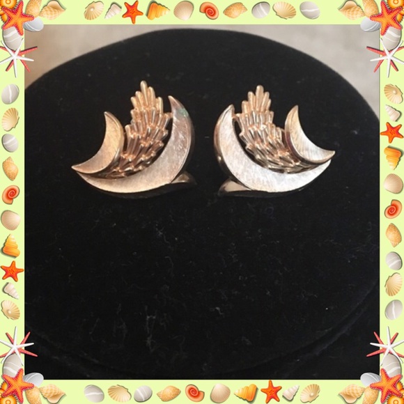 Jewelry - Vintage Gold clip on Earrings