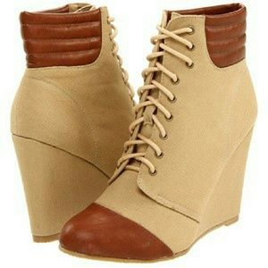 Coconuts Gretchen Wedge