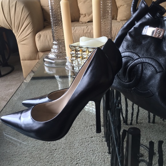Classic black pump by Guess!