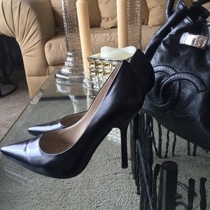 Classic black pump by Guess!