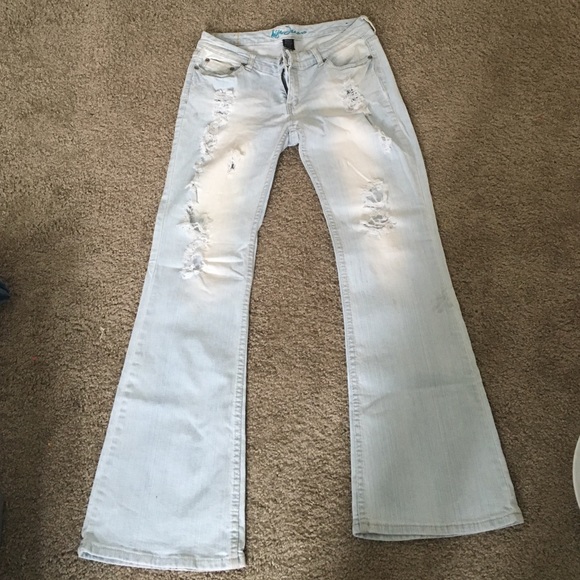 Ariya Destroyed Jeans