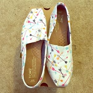 Brand new TOMS arrow print slip ons size 6