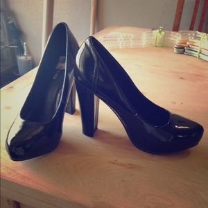 NWOT black pumps