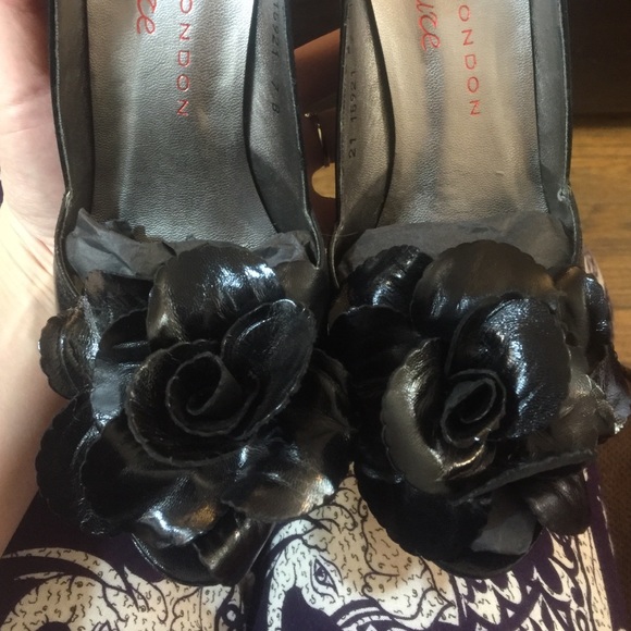 4in heels with flower in the front - Picture 2 of 4