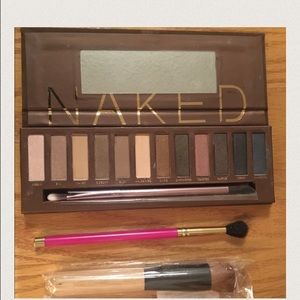 Eyeshadow palette + 2 brushes