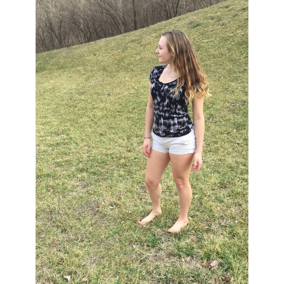 Medium VNeck Black and White Patterned top