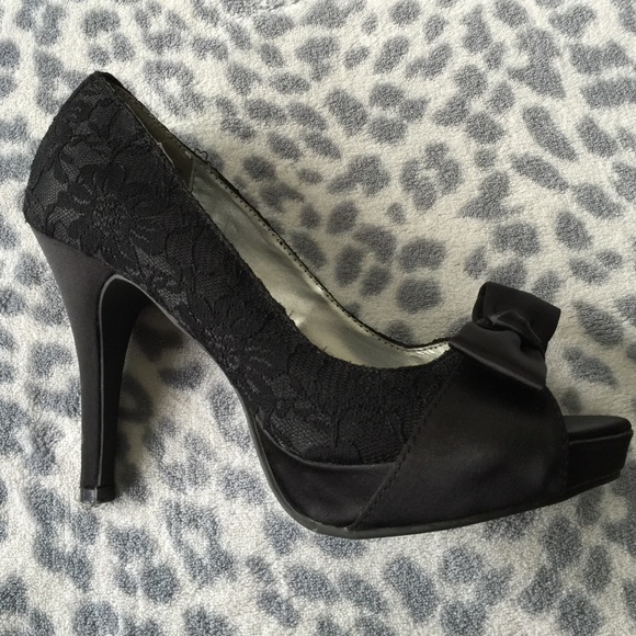 Black size 8M heels