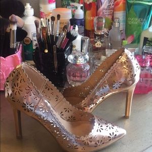 Rose gold heels with flowers..💗