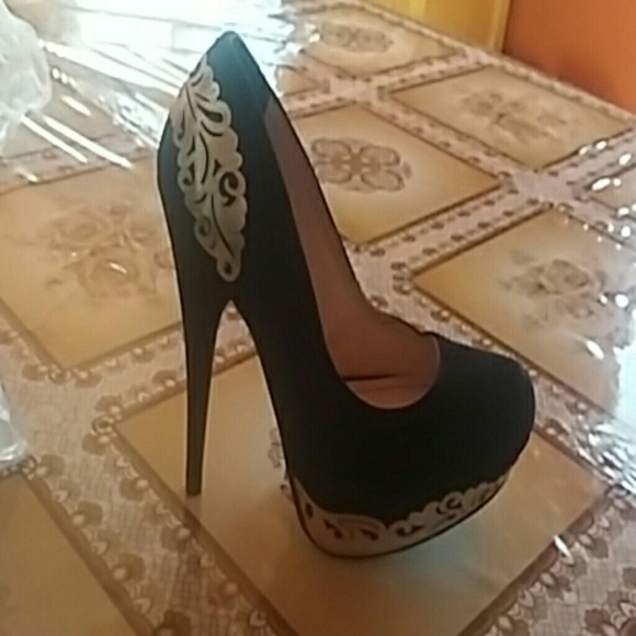 Black Heels - Picture 1 of 3