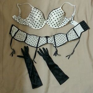 CLEARANCE! NWOT Victoria's Secret Bra & Garter