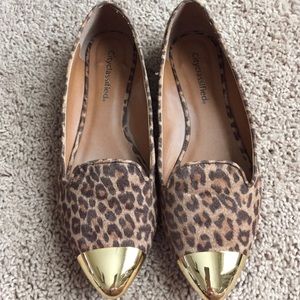 Leopard print flats with gold point at toe