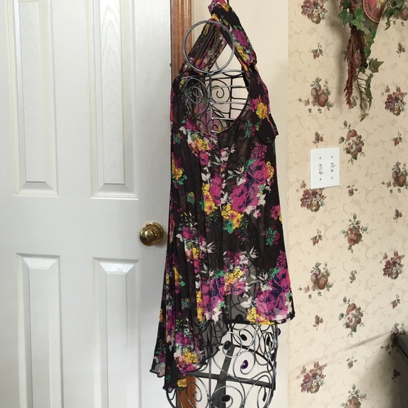 Fun Hi-Low Sheer Top - Picture 2 of 4