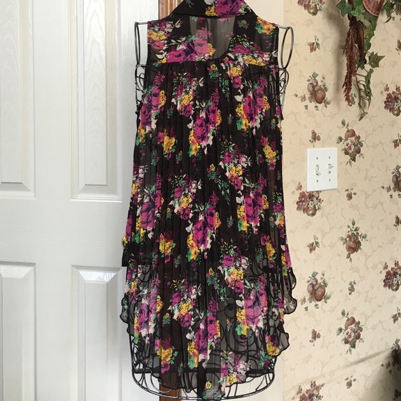 Fun Hi-Low Sheer Top - Picture 3 of 4