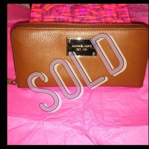 SOLD ✔️ Michael Kors Jet Set Zip Around Wallet
