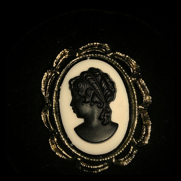 Vintage Rare Left Facing Cameo Gem