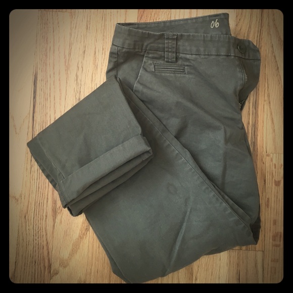 Gap boyfriend fit olive colored chinos