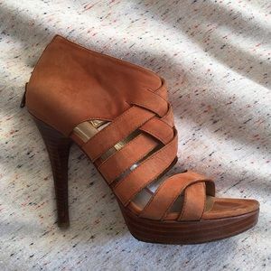 Stuart Weismann Saxony Heels