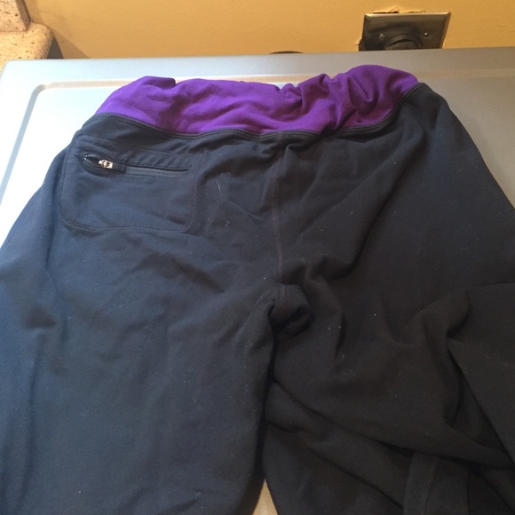 Lululemon black pants size 8 - Picture 2 of 3
