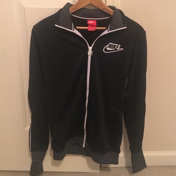 Black & white nike jacket !!