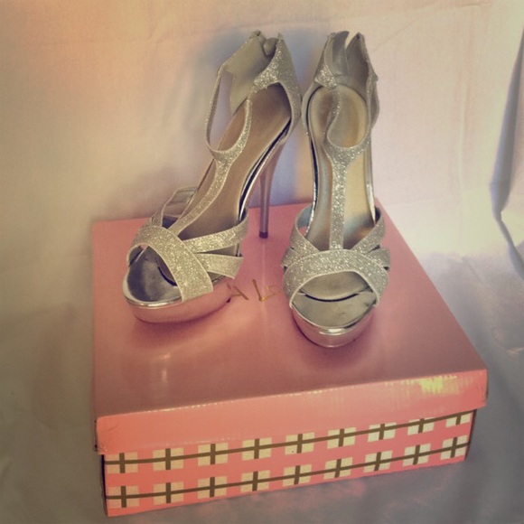 Like new✨ silver pumps!